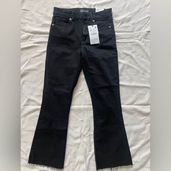 Zara black mid-rise cropped flare jeans - Picture 2 of 5